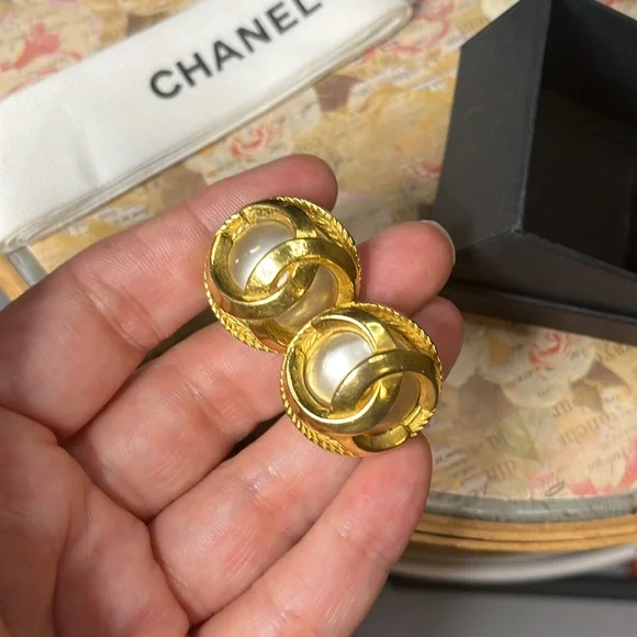 CHANEL Gold Iconic Interlocking CC Earrings 🔥 SALE TODAY ONLY - Picture 4 of 6